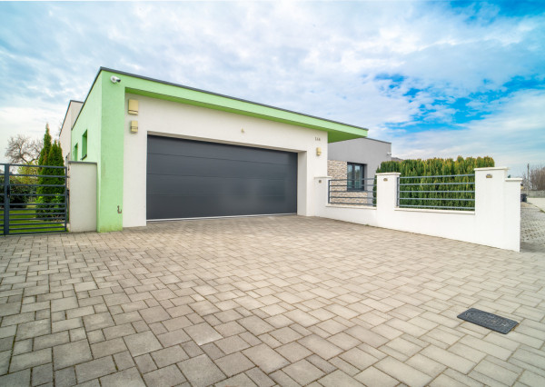 Na predaj priestranný 4-izbový rodinný dom s dvojgarážou v obci Báč