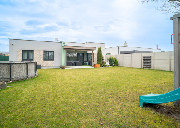 Na predaj priestranný 4-izbový rodinný dom s dvojgarážou v obci Báč