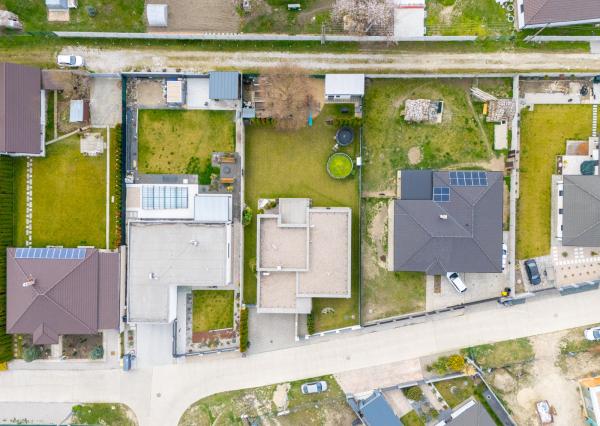 Na predaj priestranný 4-izbový rodinný dom s dvojgarážou v obci Báč