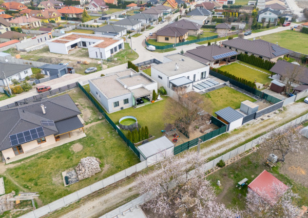 Na predaj priestranný 4-izbový rodinný dom s dvojgarážou v obci Báč