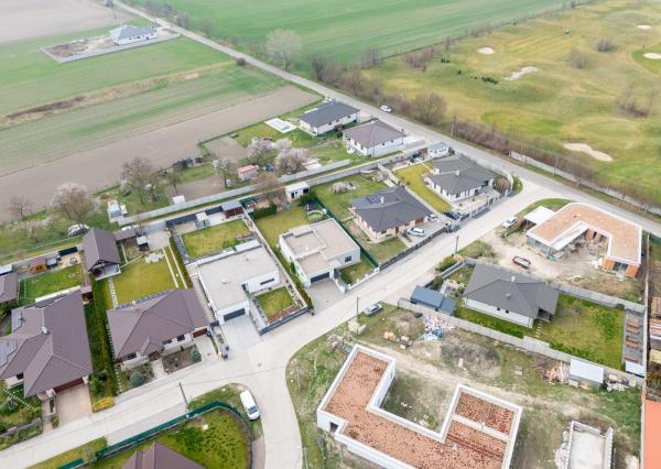 Na predaj priestranný 4-izbový rodinný dom s dvojgarážou v obci Báč