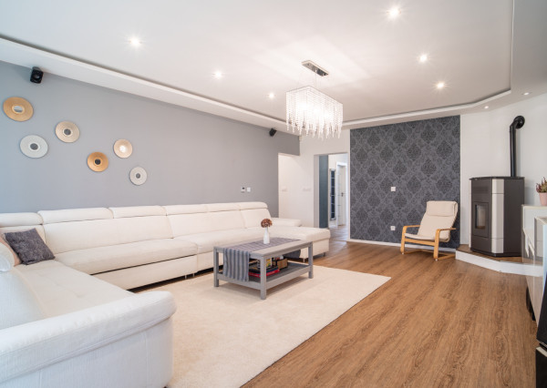 Na predaj priestranný 4-izbový rodinný dom s dvojgarážou v obci Báč