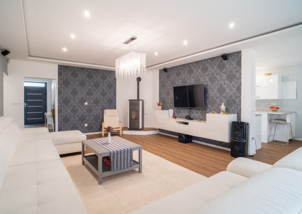 Na predaj priestranný 4-izbový rodinný dom s dvojgarážou v obci Báč