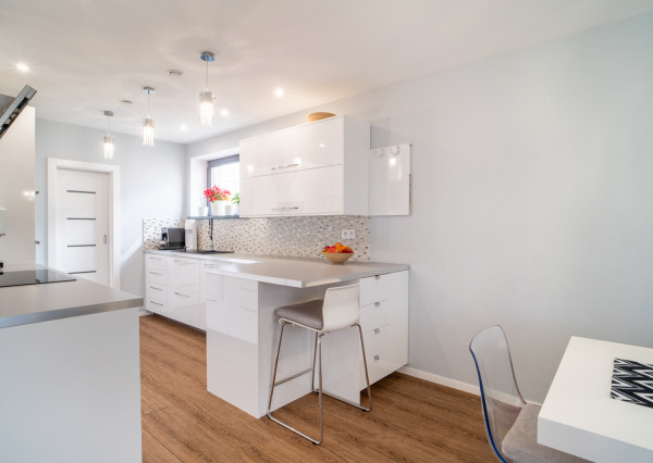 Na predaj priestranný 4-izbový rodinný dom s dvojgarážou v obci Báč