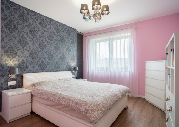 Na predaj priestranný 4-izbový rodinný dom s dvojgarážou v obci Báč