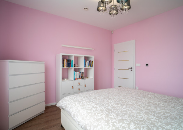 Na predaj priestranný 4-izbový rodinný dom s dvojgarážou v obci Báč