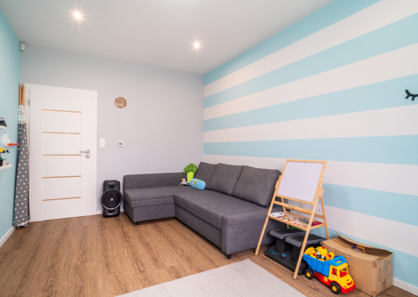 Na predaj priestranný 4-izbový rodinný dom s dvojgarážou v obci Báč