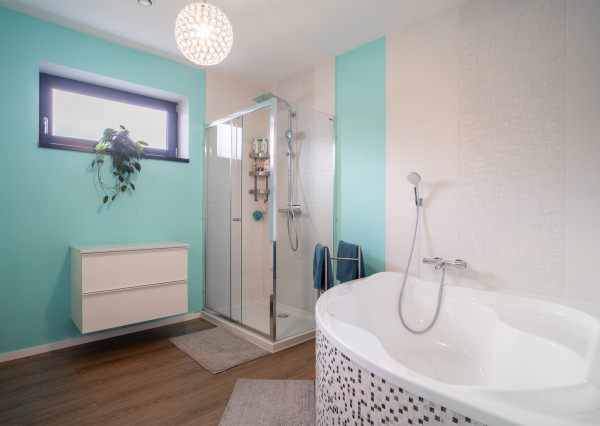 Na predaj priestranný 4-izbový rodinný dom s dvojgarážou v obci Báč