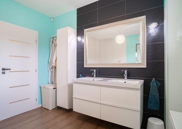 Na predaj priestranný 4-izbový rodinný dom s dvojgarážou v obci Báč