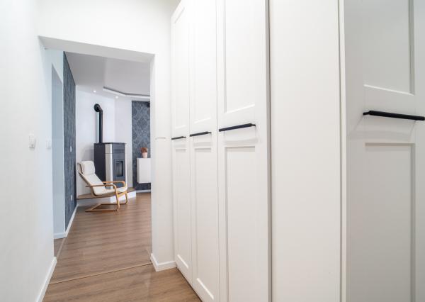 Na predaj priestranný 4-izbový rodinný dom s dvojgarážou v obci Báč