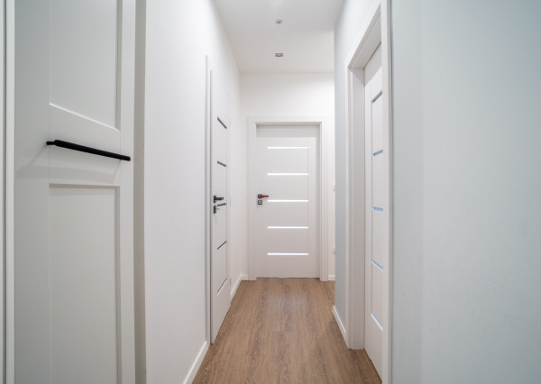 Na predaj priestranný 4-izbový rodinný dom s dvojgarážou v obci Báč