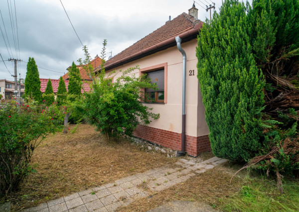 Na predaj starší rodinný dom s veľkým pozemkom v Trenčíne, časť Zlatovce