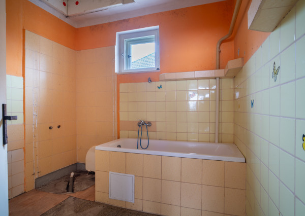 Na predaj starší rodinný dom s veľkým pozemkom v Trenčíne, časť Zlatovce