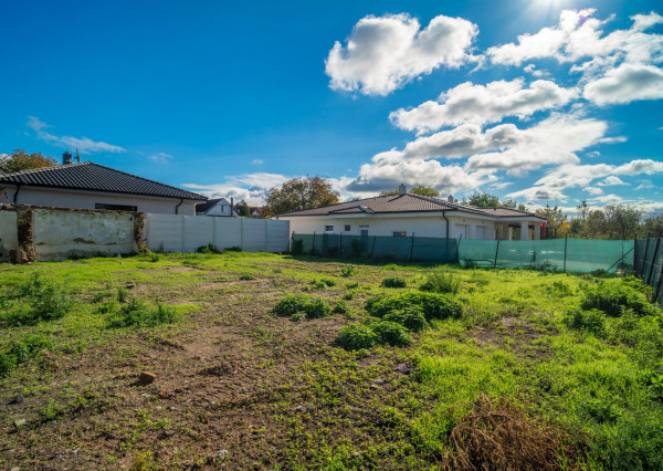 REZERVOVANÉ:Na predaj pozemok so stavebným povolením a projektom k rodinnému domu v obci Vysoká pri Morave