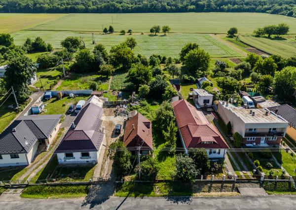 Na predaj rozmerný pozemok vhodný na výstavbu v obci Moravany časť Lučkovce