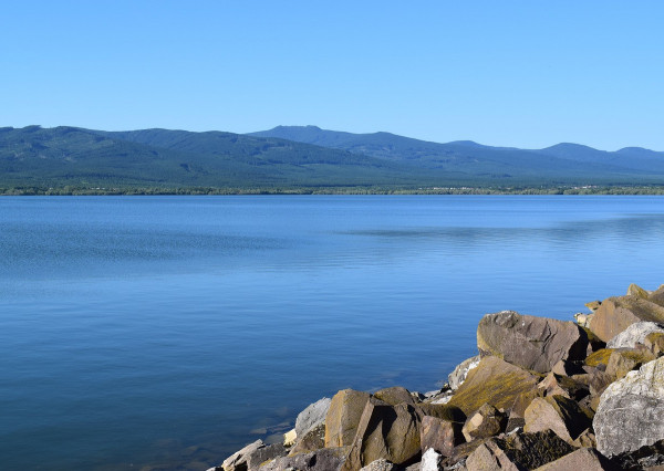 Na predaj rozmerný pozemok vhodný na výstavbu v obci Moravany časť Lučkovce