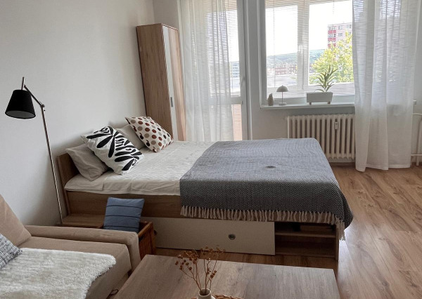 Na prenájom pekný 1-izbový byt s veľkou loggiou v obľúbenej časti Dúbravky