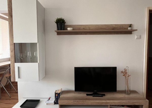 Na prenájom pekný 1-izbový byt s veľkou loggiou v obľúbenej časti Dúbravky