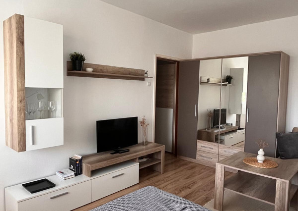 Na prenájom pekný 1-izbový byt s veľkou loggiou v obľúbenej časti Dúbravky