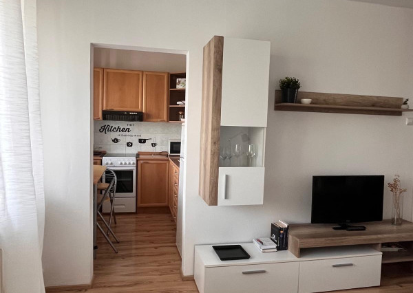 Na prenájom pekný 1-izbový byt s veľkou loggiou v obľúbenej časti Dúbravky