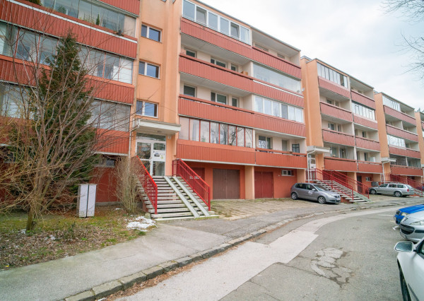 Na prenájom pekný 1-izbový byt s veľkou loggiou v obľúbenej časti Dúbravky