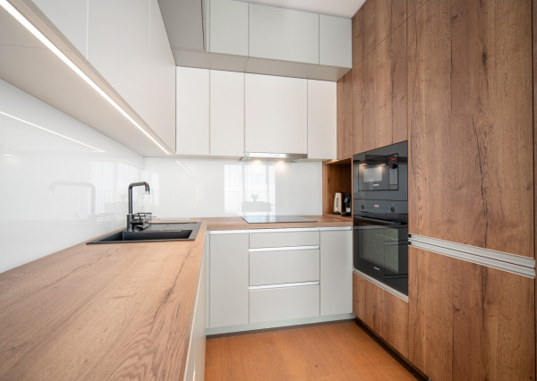 Na prenájom 2-izbový byt so šatníkom v Eurovea Tower – Bratislava