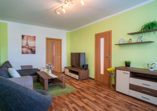 REZERVOVANÉ: Na predaj pekný 3-izbový byt s loggiou v Dúbravke