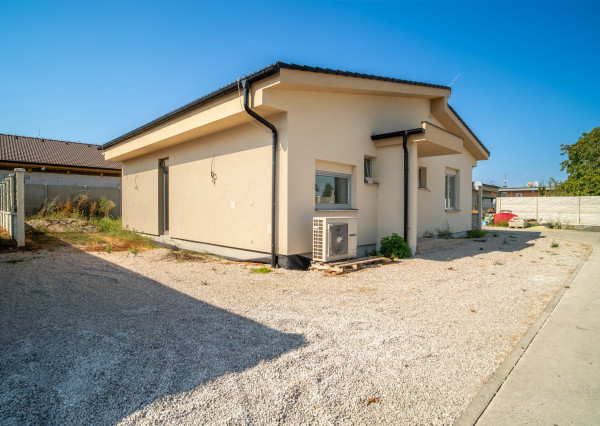 REZERVOVANÉ: Na predaj moderný a energeticky úsporný 3-izbový rodinný dom v Gajaroch