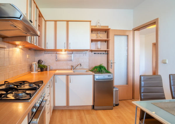 Na prenájom 3-izbový byt v Petržalke na Holičskej ulici