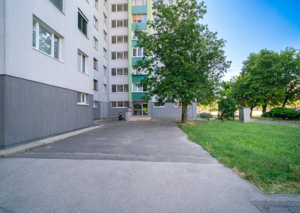 Na prenájom 3-izbový byt v Petržalke na Holičskej ulici