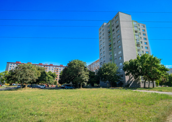 Na prenájom 3-izbový byt v Petržalke na Holičskej ulici