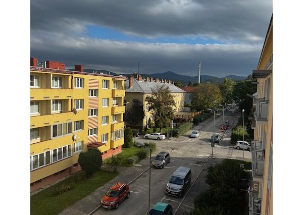 Na prenájom zariadený 1izb byt na Hurbanovej ul. v Trenčíne.