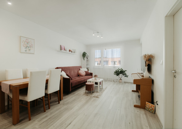 REZERVOVANÉ: Na predaj kompletne zariadený 2-izbový byt v Trenčíne