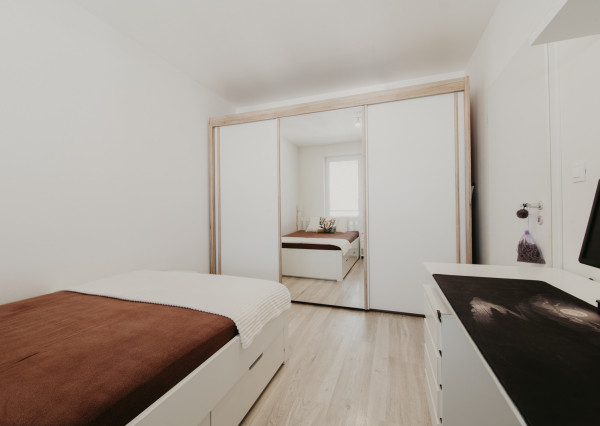 REZERVOVANÉ: Na predaj kompletne zariadený 2-izbový byt v Trenčíne