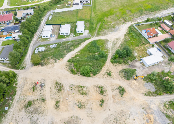 Na predaj pozemok s projektom a stavebným povolením v obci Veľké Leváre