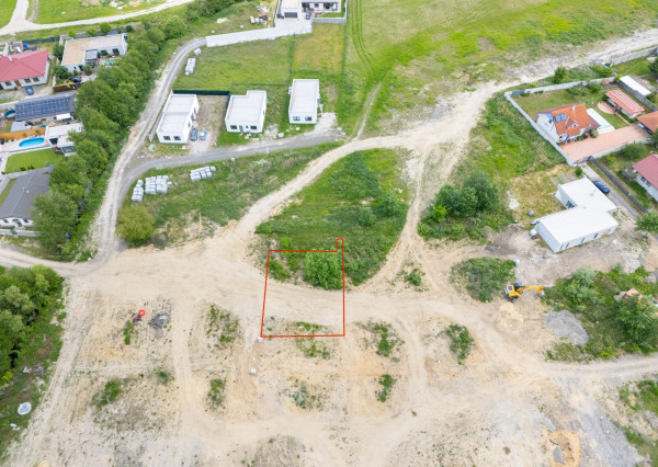 Na predaj pozemok s projektom a stavebným povolením v obci Veľké Leváre