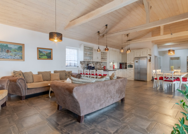 Na predaj exkluzívny rodinný dom s dvoj-garážou v podtatranskej obci Veľký Slavkov