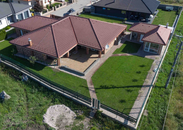 Na predaj exkluzívny rodinný dom s dvoj-garážou v podtatranskej obci Veľký Slavkov