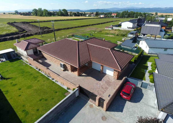 Na predaj exkluzívny rodinný dom s dvoj-garážou v podtatranskej obci Veľký Slavkov