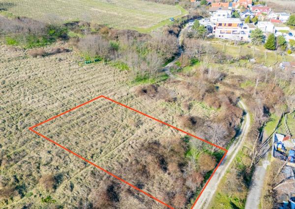 Na predaj perspektívny pozemok v Rači