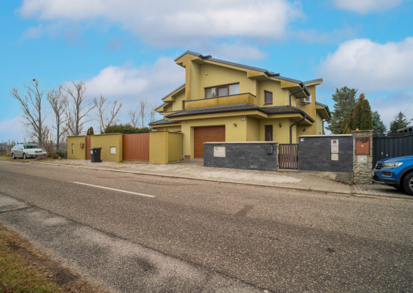 Na predaj priestranný rodinný dom v Oľdzi