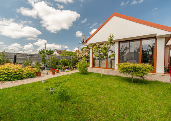 Na predaj priestranný 4-izbový rodinný dom v obci Vieska