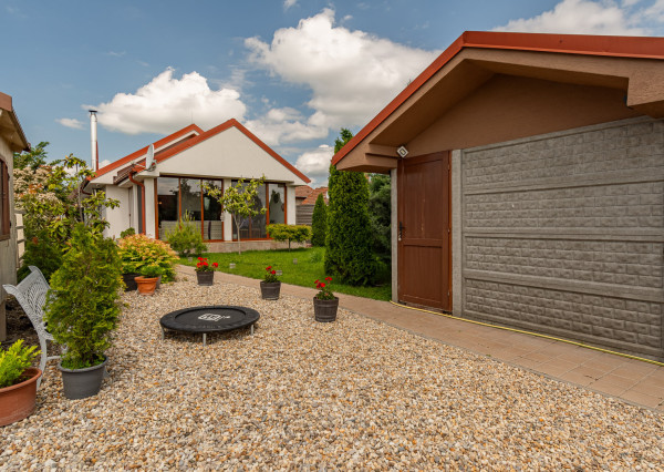 Na predaj priestranný 4-izbový rodinný dom v obci Vieska