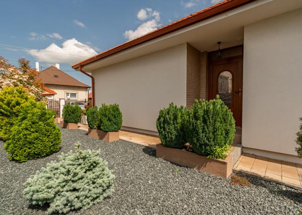 Na predaj priestranný 4-izbový rodinný dom v obci Vieska