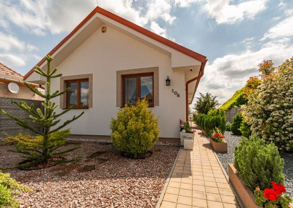 Na predaj priestranný 4-izbový rodinný dom v obci Vieska