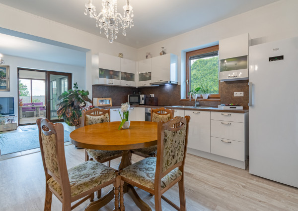 Na predaj priestranný 4-izbový rodinný dom v obci Vieska