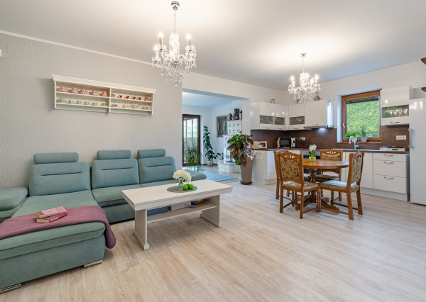 Na predaj priestranný 4-izbový rodinný dom v obci Vieska