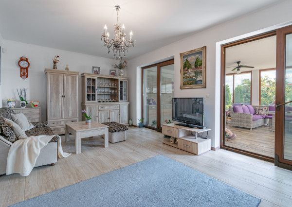 Na predaj priestranný 4-izbový rodinný dom v obci Vieska