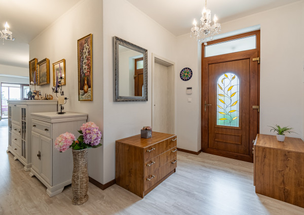 Na predaj priestranný 4-izbový rodinný dom v obci Vieska