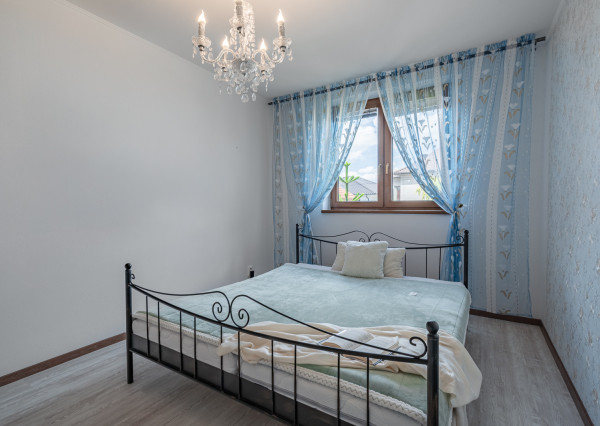 Na predaj priestranný 4-izbový rodinný dom v obci Vieska